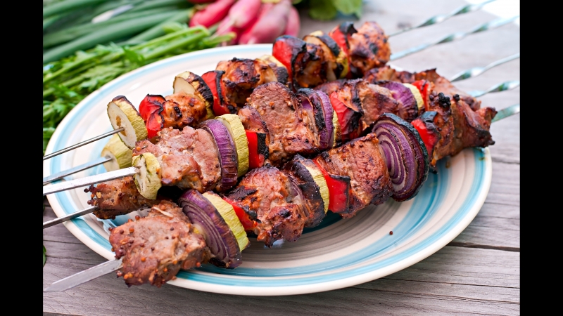 Жарим шашлыки