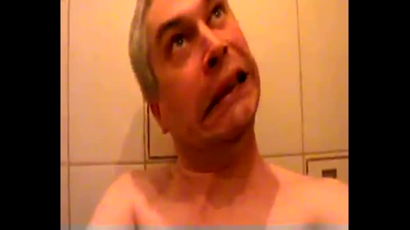 Злой дед моет свой хуй как рыбку рыба большая а хуй мал ( не порно )