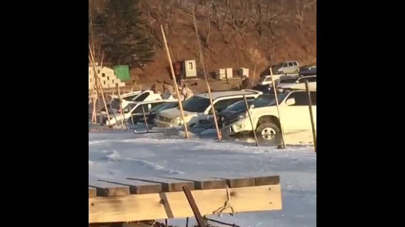 Во владивостоке 20 машин провалились под лёд