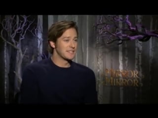 Lily collins, julia roberts and armie hammer interview for mirror mirror