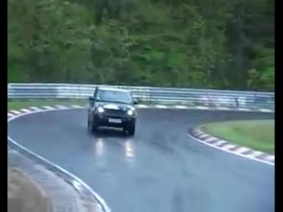 Прохождение поворота на знаменитом гоночном треке "nürburgring" в германии