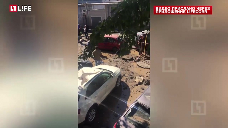 Мощная струя воды из трубы перевернула иномарку в москве