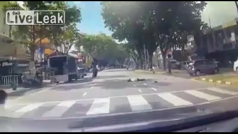 Мотоциклист сбил женщину малайзия позже она скончалась после госпитализации