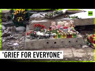 Lisichansk residents bring flowers to spontaneous memorial after bakery shelling