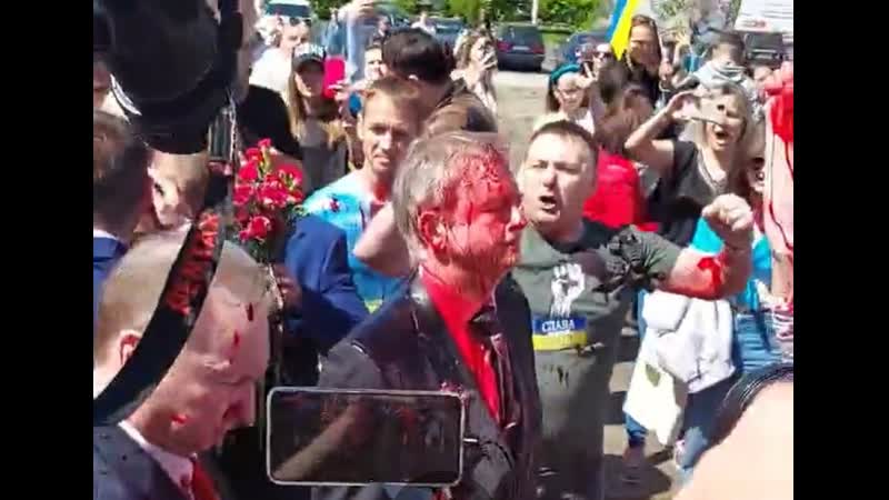 Агрессивно настроенные поляки и украинцы облили российского посла в польше сергея андреева красной краской