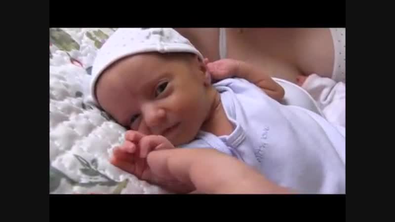 Новорожденная двойня кормление грудью двойняшек и близнецов! грудное вскармливание