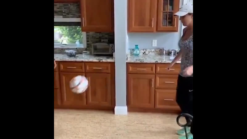 Кристиан проиграл своей маме в жонглировании мячом