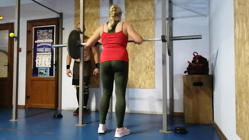 Аня крутая присед со штангой на груди 30х5