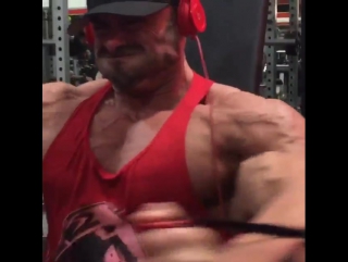 Фрэнк макграт тренит грудь