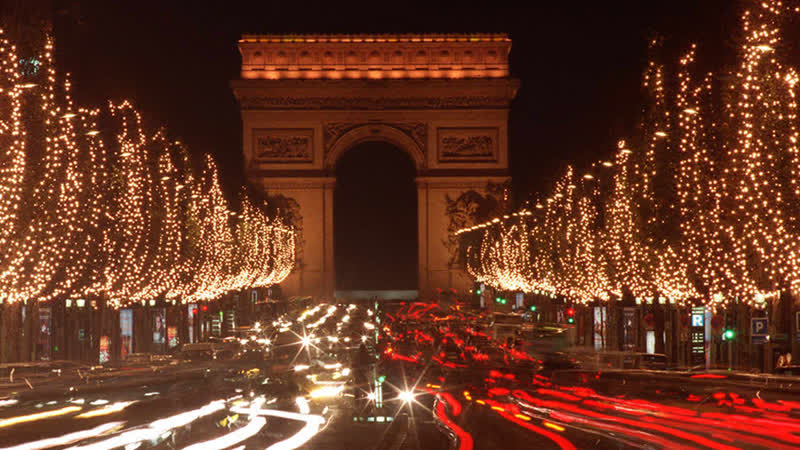 Live trotz energiekrise – weihnachtsbeleuchtung auf den champs elysées in paris