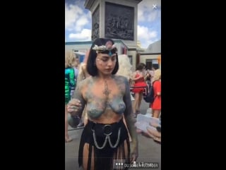 Рисует на сиськах