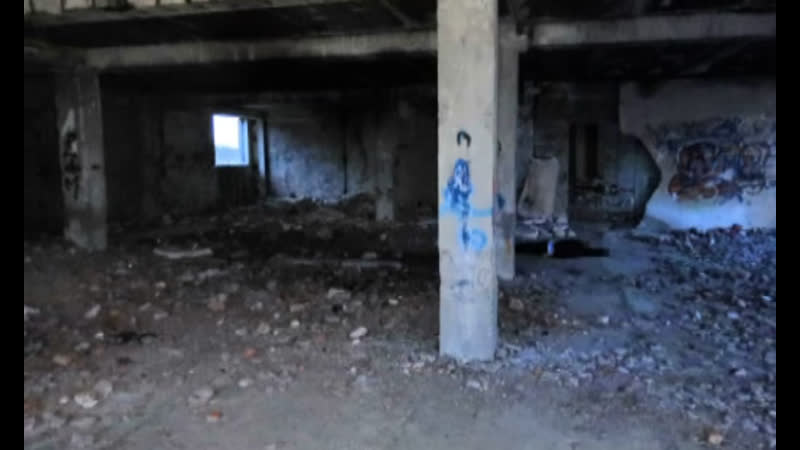 Смертельный прыжок 18 летний мурманский школьник упал в шахту лифта в заброшенном здании