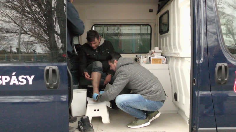 Доктор женя, который лечит бездомных, перенимает опыт в праге