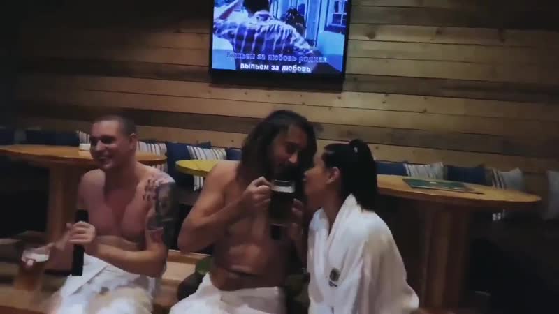 Ресторатор и айза с мужем поют караоке [nr]