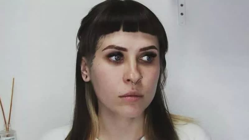 Задрала юбку у храма