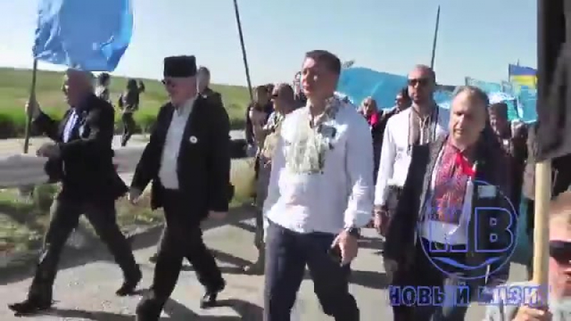 В чонгаре за колючкой окупанты в масках и с щитами и пропагандон на коленях {18 05 2017}