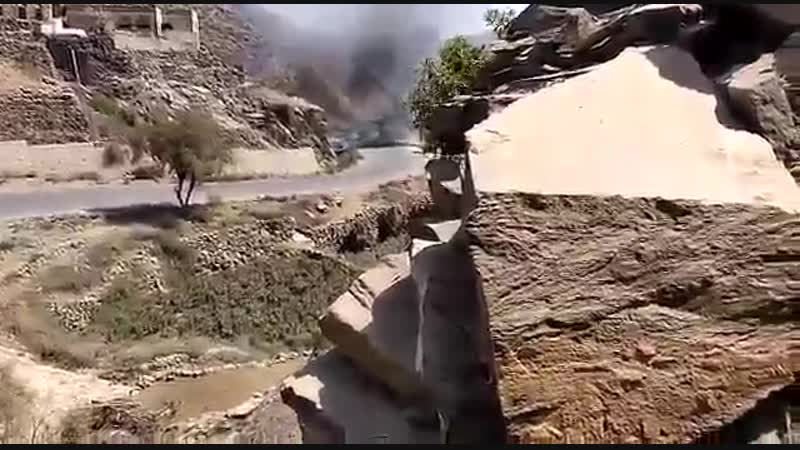 حجور حجة تصوير من زاوية مختلفة للمدرعة التابعة لمليشيات الحوثي حيث تم اعطابها ومقتل طاقمها في بني ريبان بالعبيسة