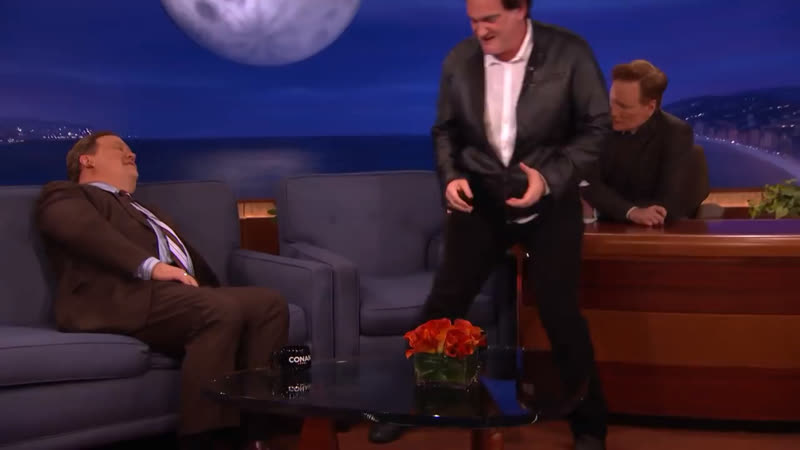 Квентин тарантино наказывает спящих актеров большим фиолетовым дилдо