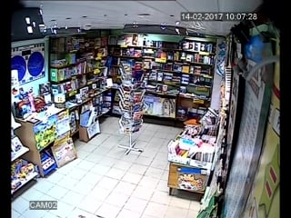 1013; девочка в красном пуховике