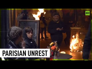 Paris in chaos amid march against police brutality, while restaurant customers wine and dine