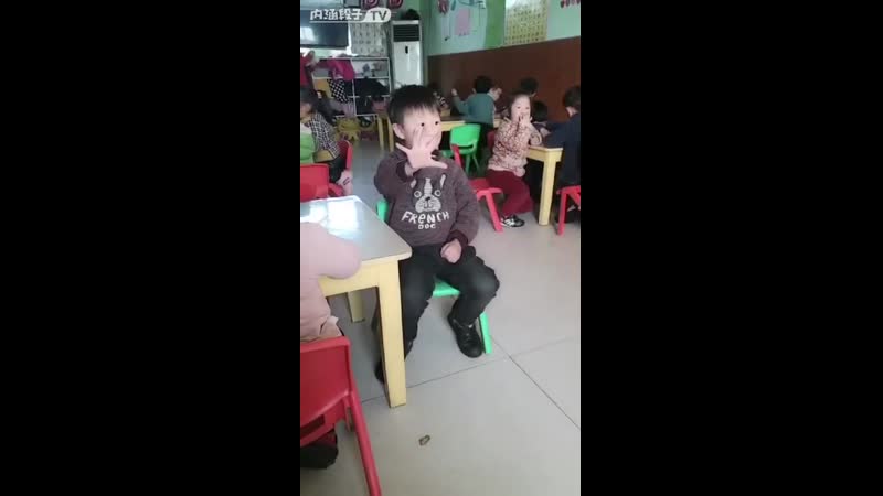 Сообразительный паренёк))