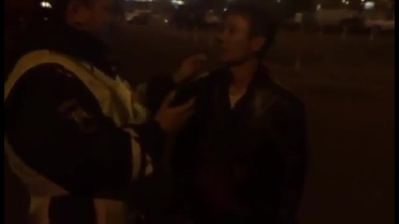 Трубку обхвати губами и дуй