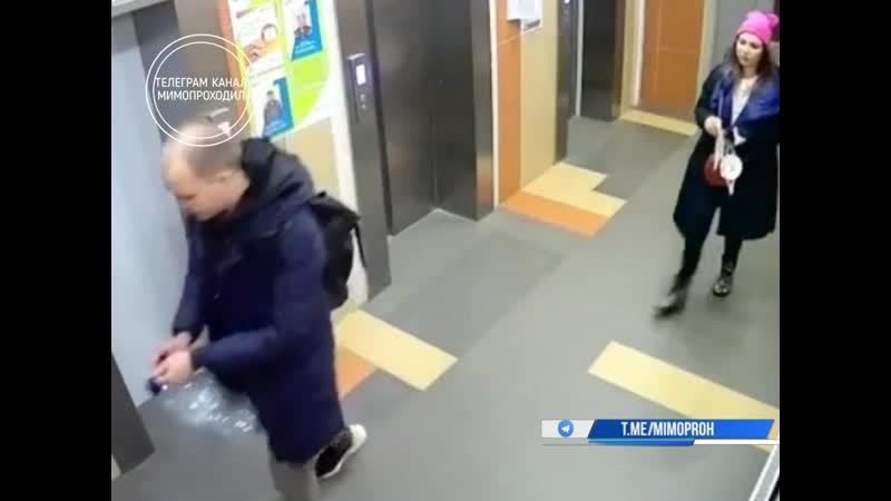 Соседи вынесли мусор в подъезд