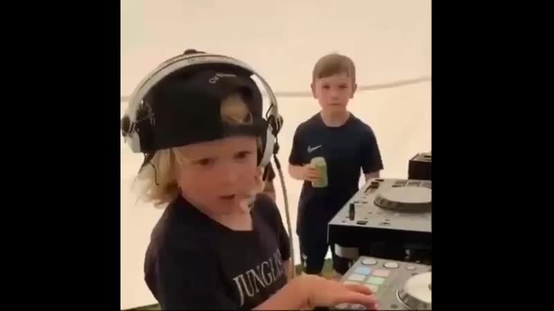 Детишки у пульта