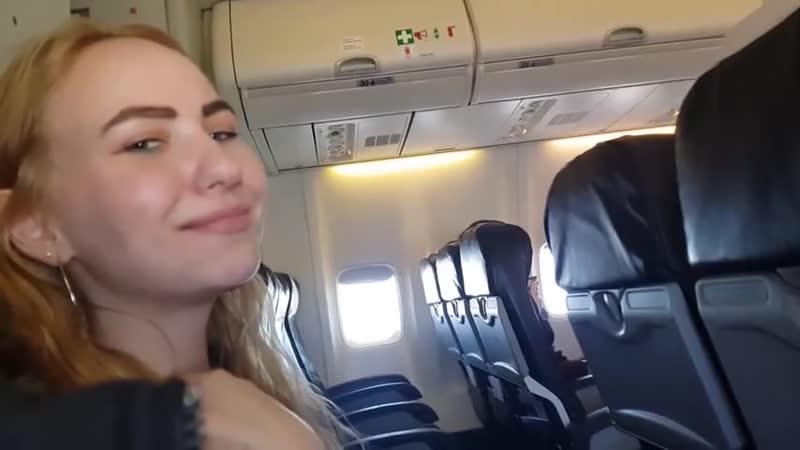 Сексуальная стюардесса в чулках делает минет на борту самолета, порно онлайн
