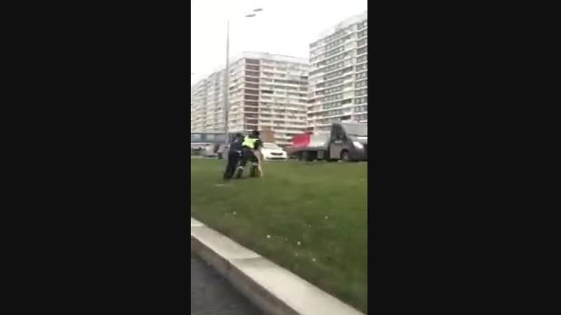 Что происходит? куда 2 мента тащат голую бабищу которая крестится?