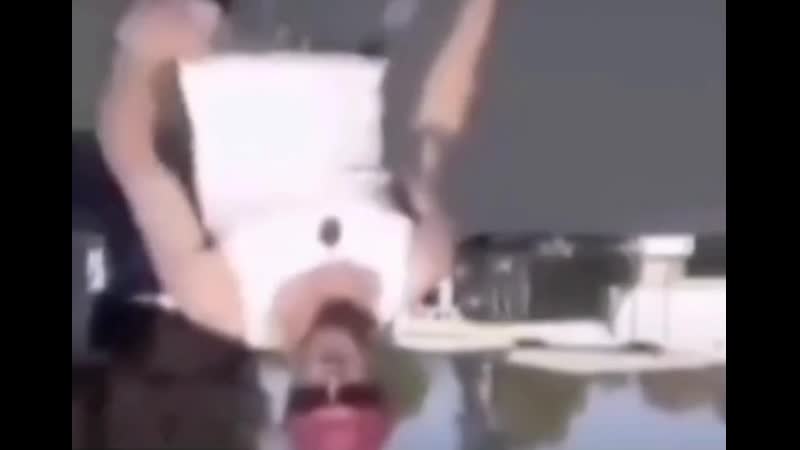 Два дебила плюют сосиской друг другу в рот (я справа)