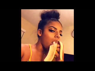 Девушка с длинным языком глотает банан 🍓 сексуальное видео
