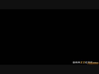 Белая няшка занимается лесбийским межрасовым сексом под душем с