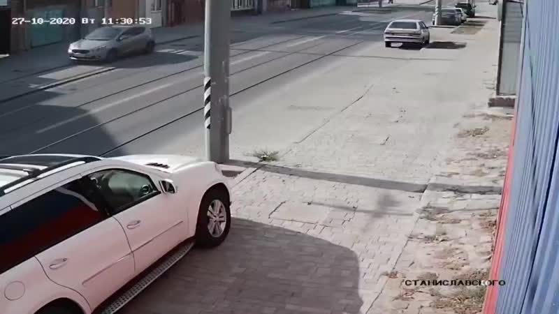 Врезался в бетонный столб mp4