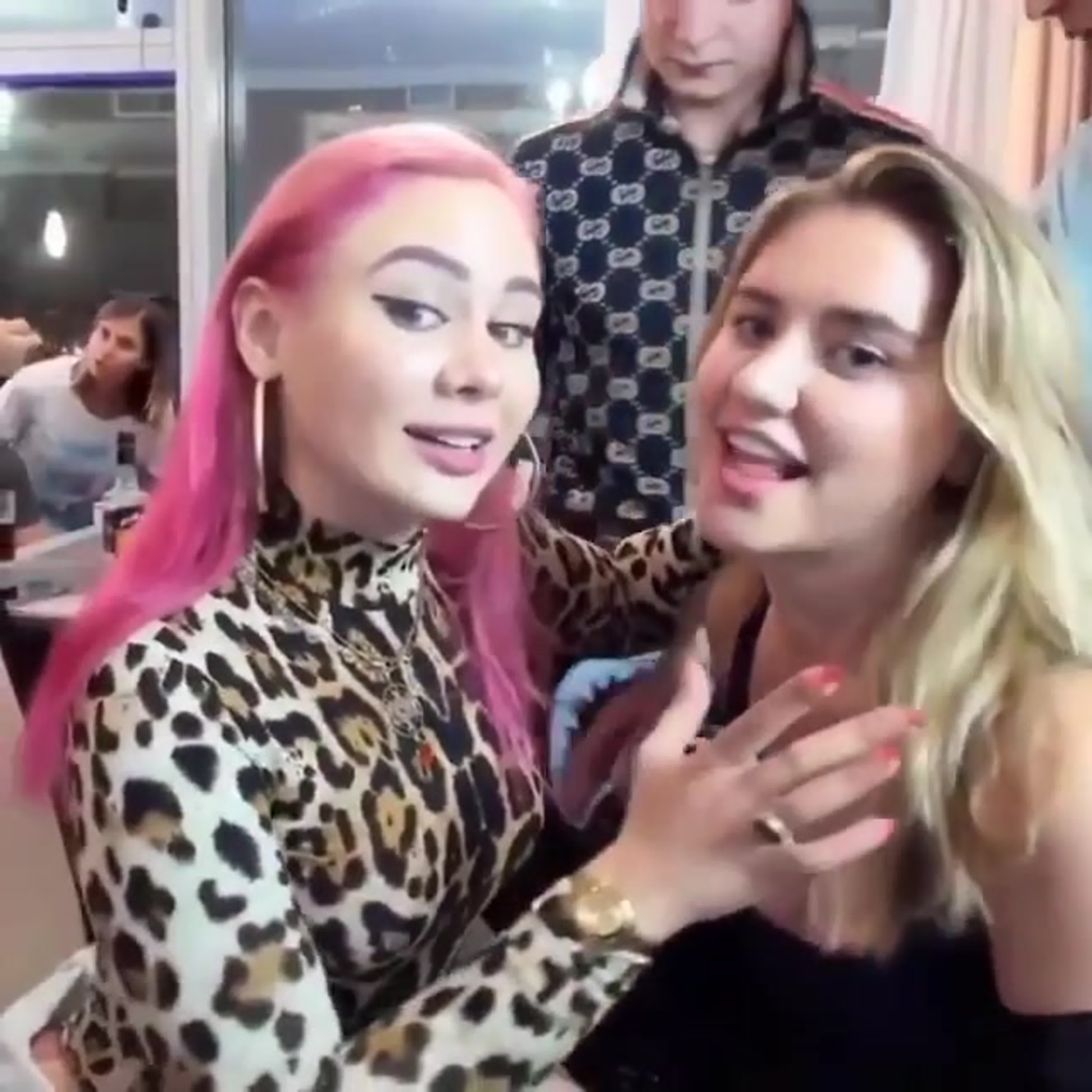 Поцелуй двух девушек mellstroy стрим watch online