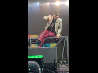 191113 бэкхен смущает тэмина (ракурс №1)