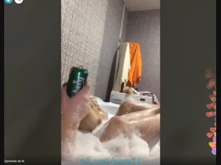 Две сексуальные голые девушки в джакузи бухают и светят сиськами Periscope перископ