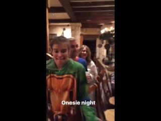 Nina dobrev com amigos em uma festa a fantasia/pijama no texas c conexão dobrev