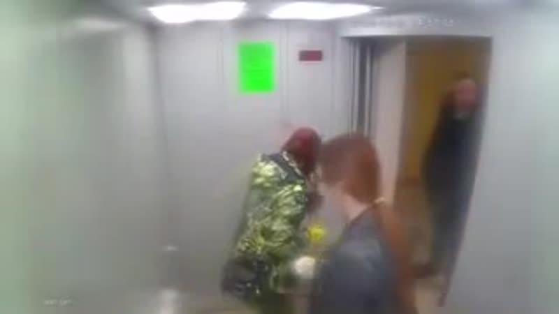Девушек в оренбурге заставили отмывать лифт (360p)