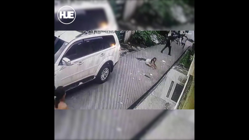 Филиппинская девочка боролась с ворами, которые украли родительские деньги