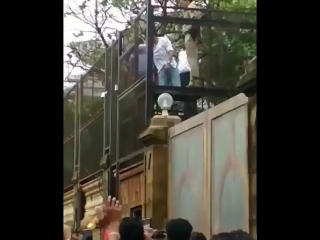 Video here comes king shah rukh khan @iamsrk outside mannat today to wish all his fans eidmubarak