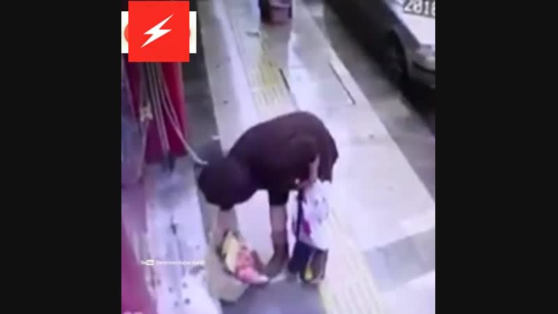 В турции бабулька украла у бездомного котейки одеялко, на котором он отдыхал