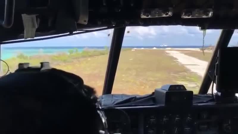 Посадка самолета lockheed c 130 hercules ввс филиппин на риф титу в южно китайск