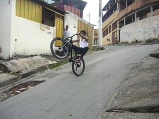 Wheeling aprendendo empinar high