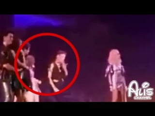 Ruggero se limpia la boca de lápiz labial después de haber besado karol sevilla