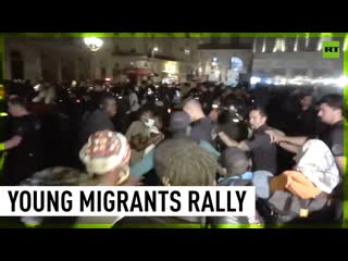 Violent clashes erupt between paris police and young migrants