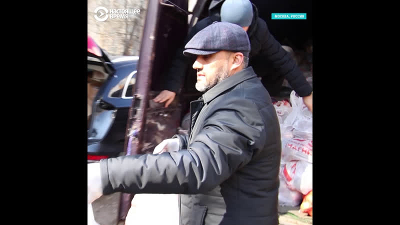 Таджикские активисты раздают продукты нуждающимся в москве