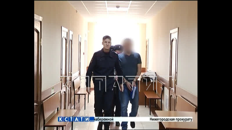 Бизнесмена обвиняют в том, что он в течение 18 лет молодые секс падчерицу