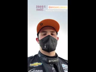 Котенок пато показывает раненые лапки