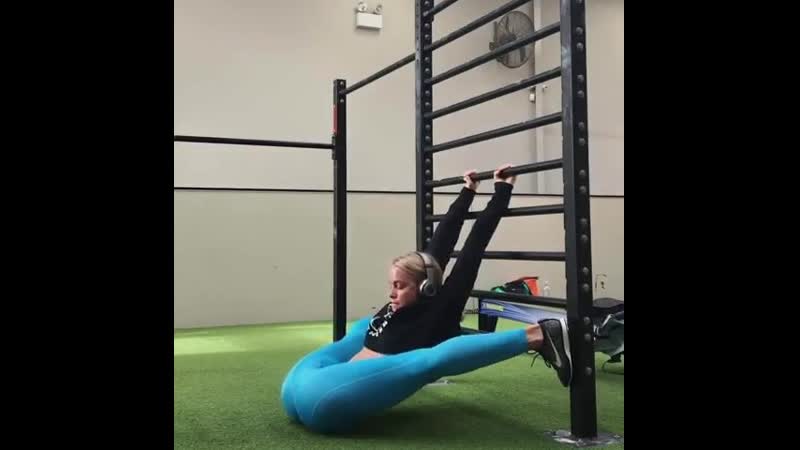 Девушка с сумасшедшей растяжкой